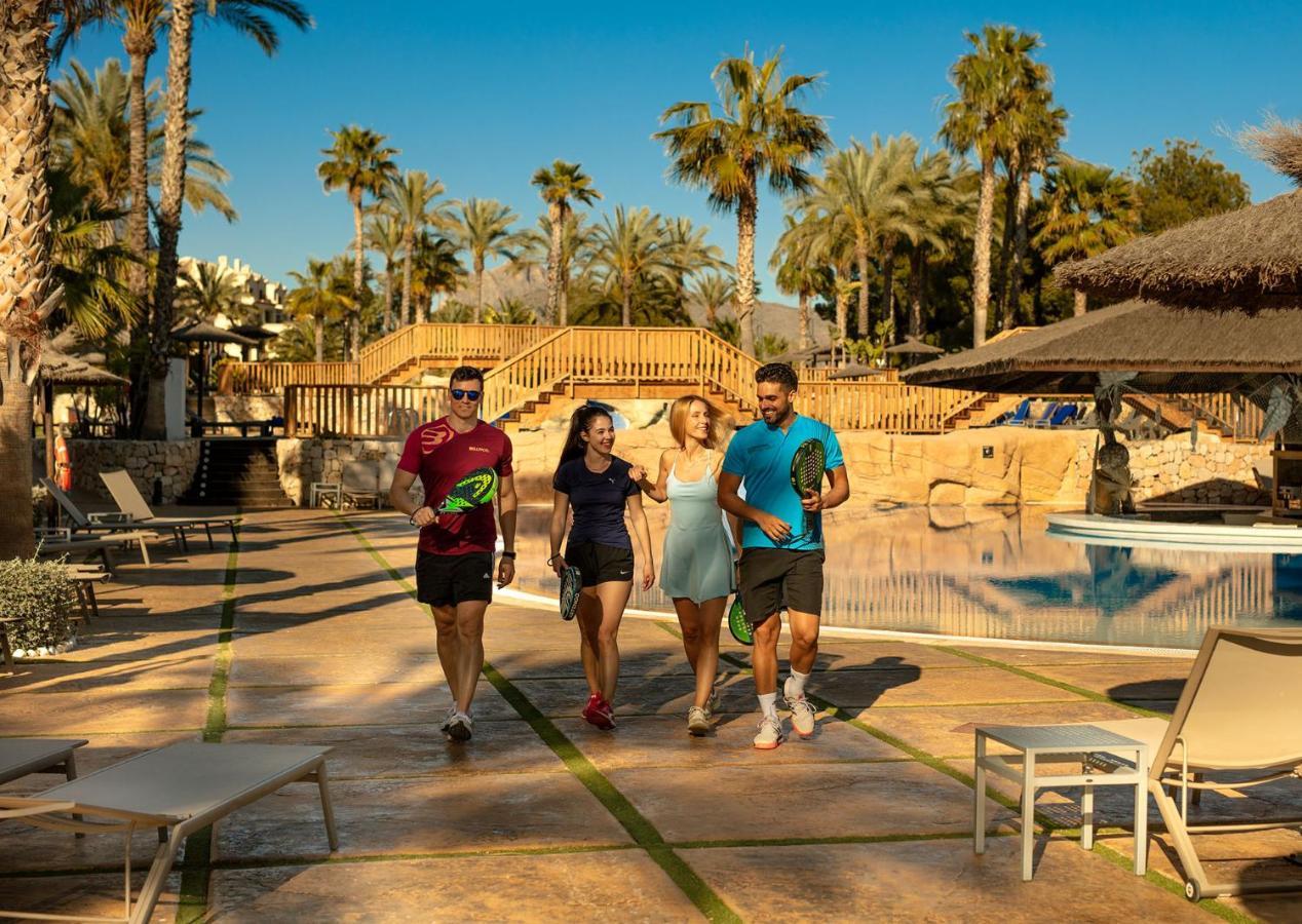 멜리아 빌라 가데아 비치 호텔 알테아 외부 사진 Tennis players at the hotel