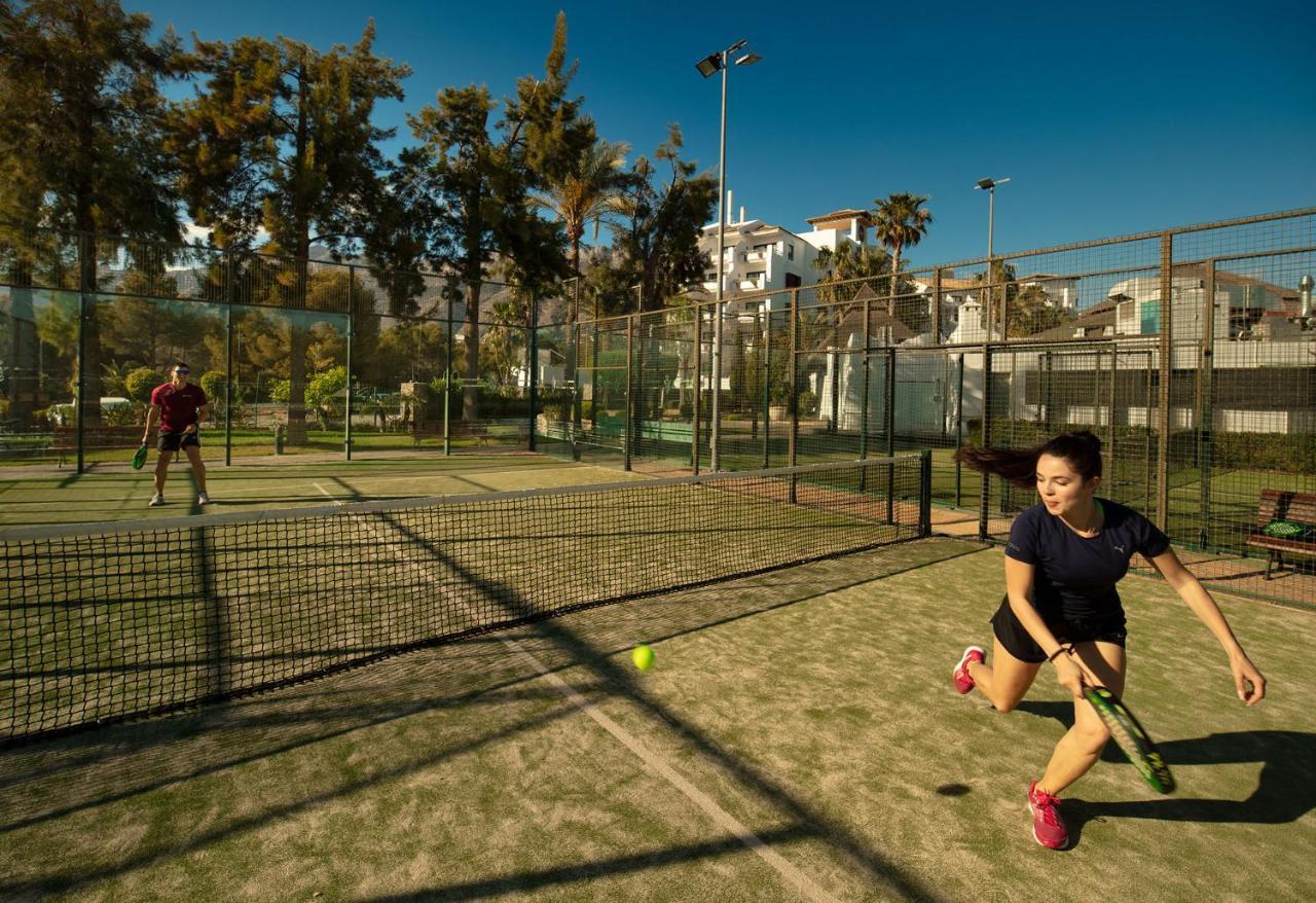 멜리아 빌라 가데아 비치 호텔 알테아 외부 사진 A player returns a serve