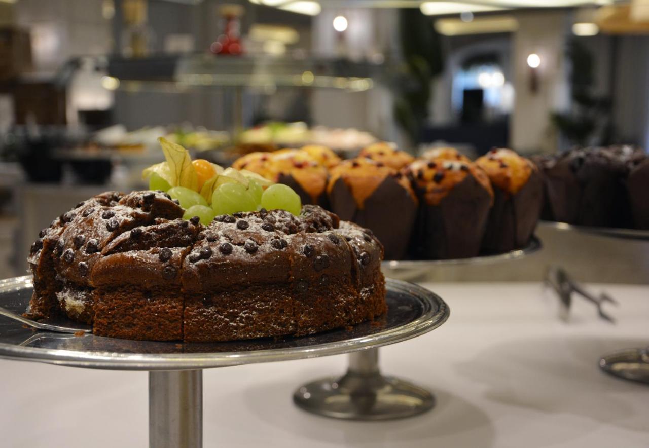 멜리아 빌라 가데아 비치 호텔 알테아 외부 사진 A cake on a cake stand